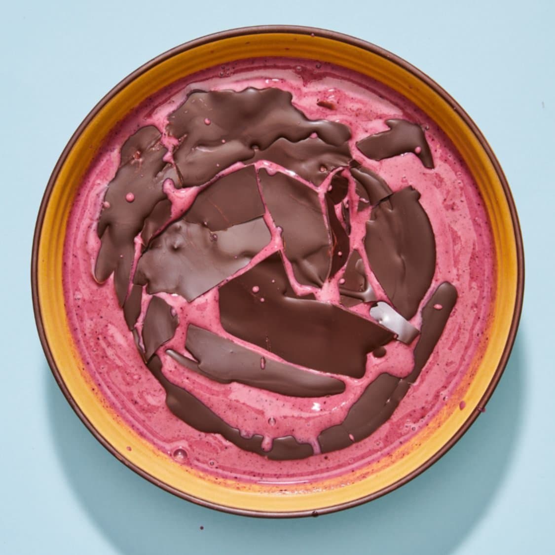 https://fleishigs.com/images/mobile-app/recipes/2081-list-acai-or-pitaya-bowl-with-chocolate-shell.jpg