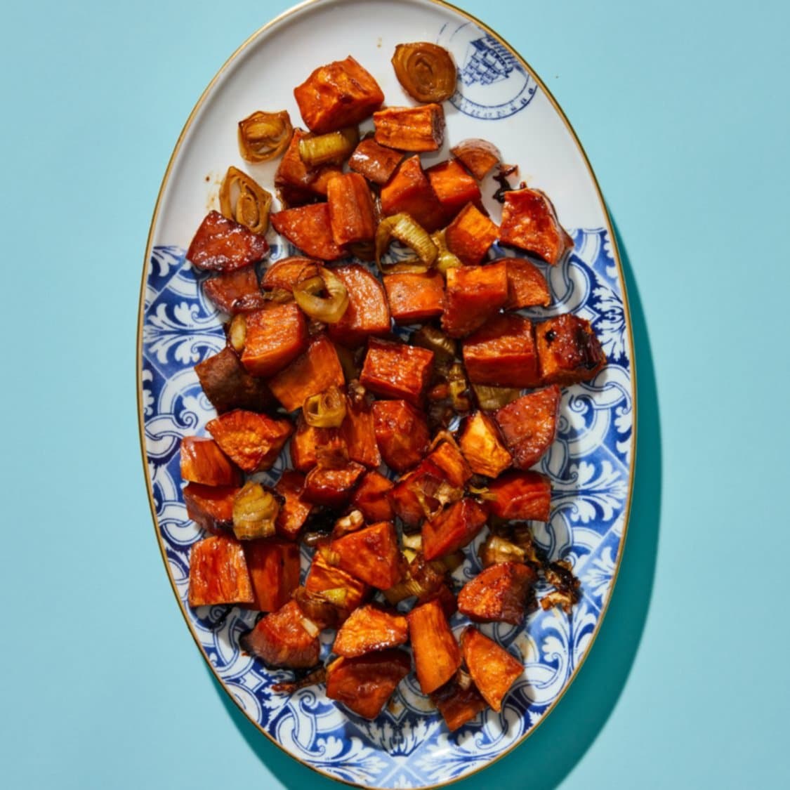 https://fleishigs.com/images/mobile-app/recipes/3001-list-silan-roasted-sweetpotatoes-and-leeks.jpg