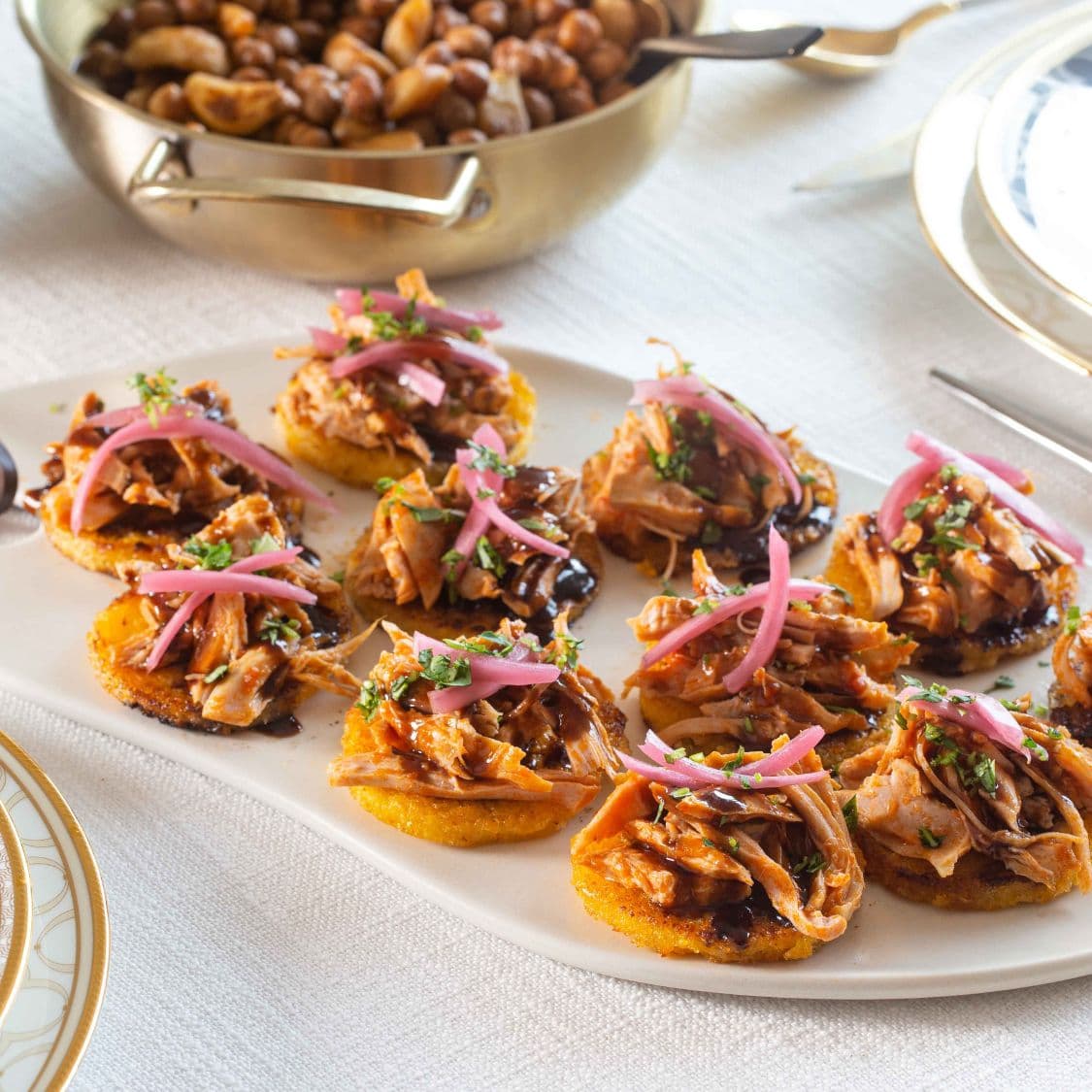 https://fleishigs.com/images/mobile-app/recipes/WhkAdd12OD9uYvrtilfPpxrhRwD4je-metacHVsbGVkIGNoaWNrZW4gb3ZlciBwb2xlbnRhIGNha2VzLmpwZw==-.jpg